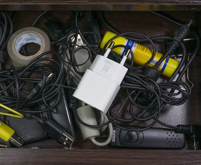 Лайфхаки для дому. Наводимо лад серед проводів, зарядних пристроїв, навушників та т. і.